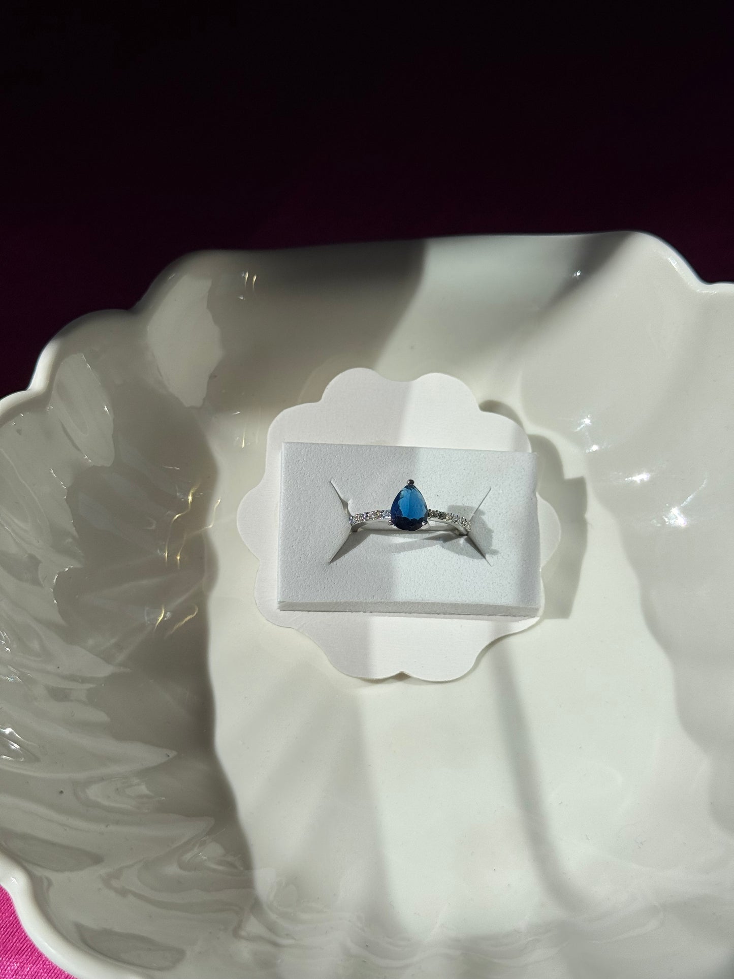Midnight Elegance – Pear-Cut Sapphire Ring