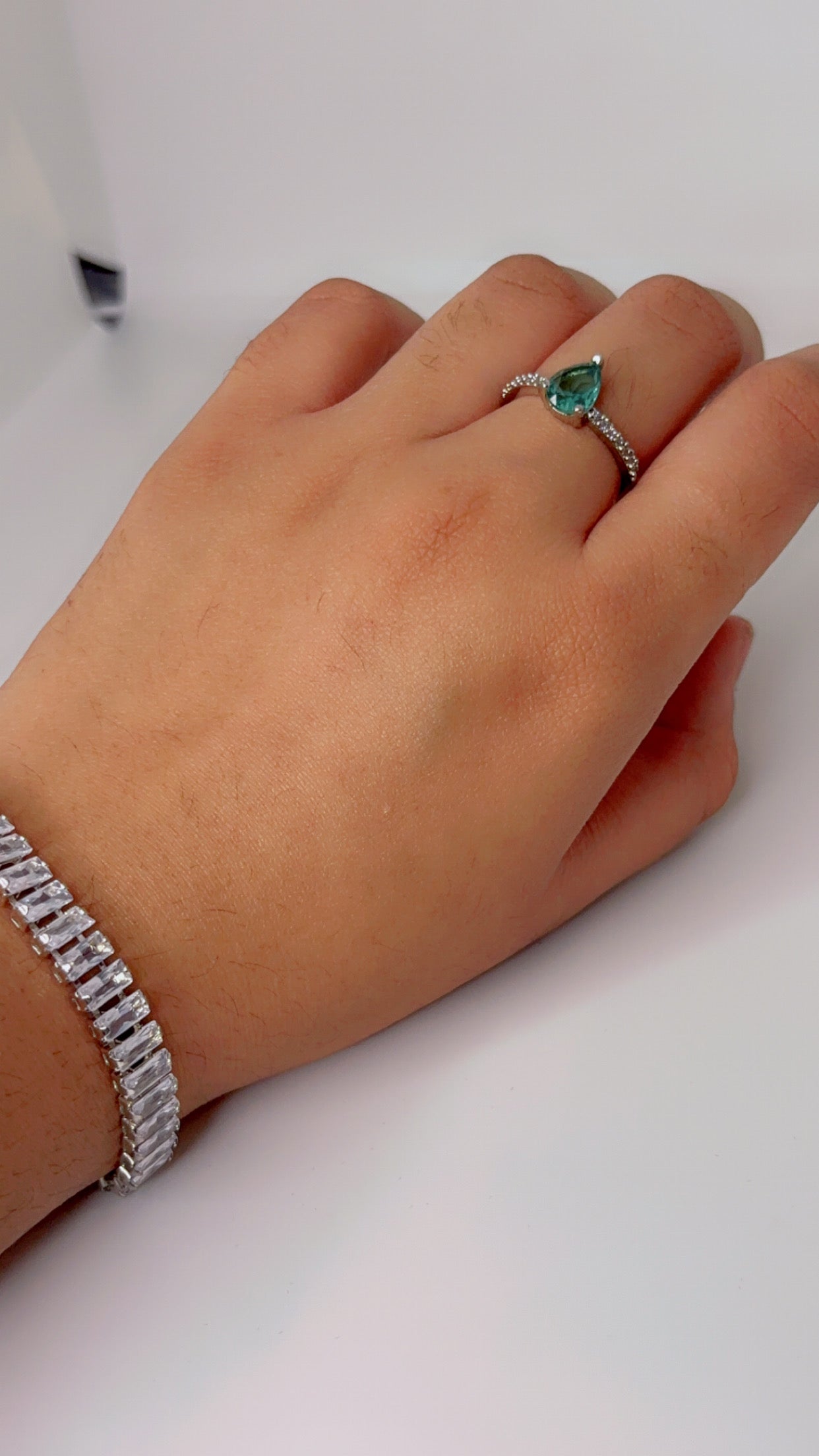 Midnight Elegance – Pear-Cut Sapphire Ring