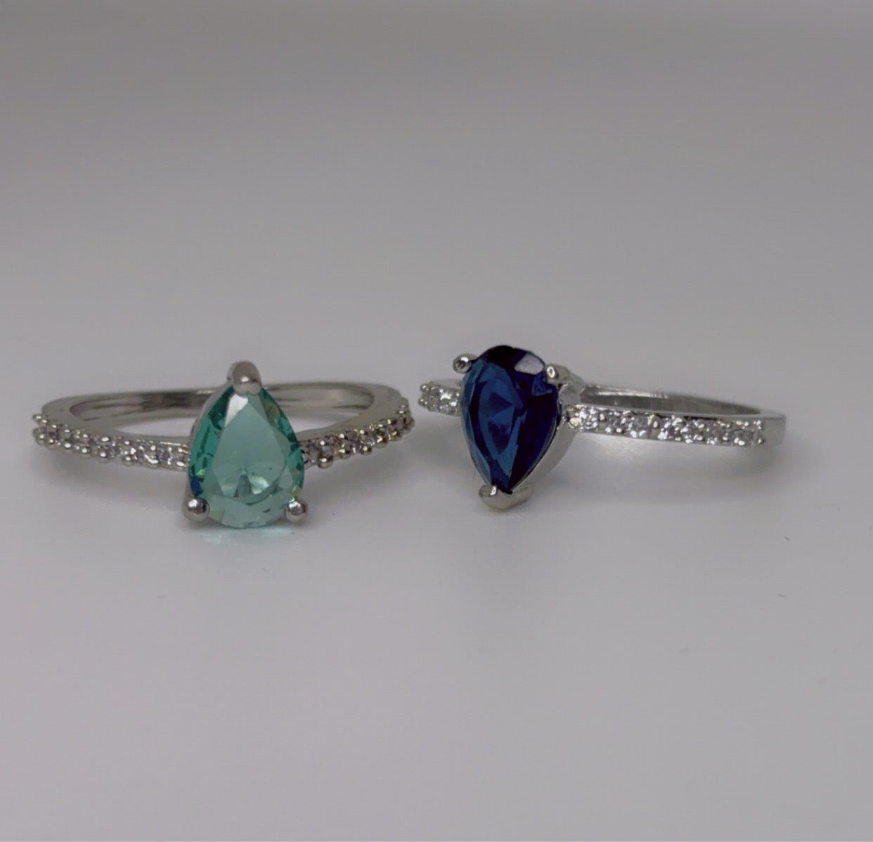 Midnight Elegance – Pear-Cut Sapphire Ring