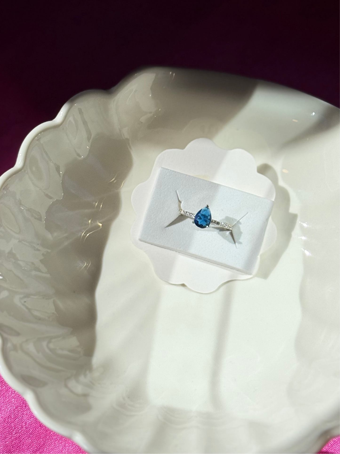 Midnight Elegance – Pear-Cut Sapphire Ring