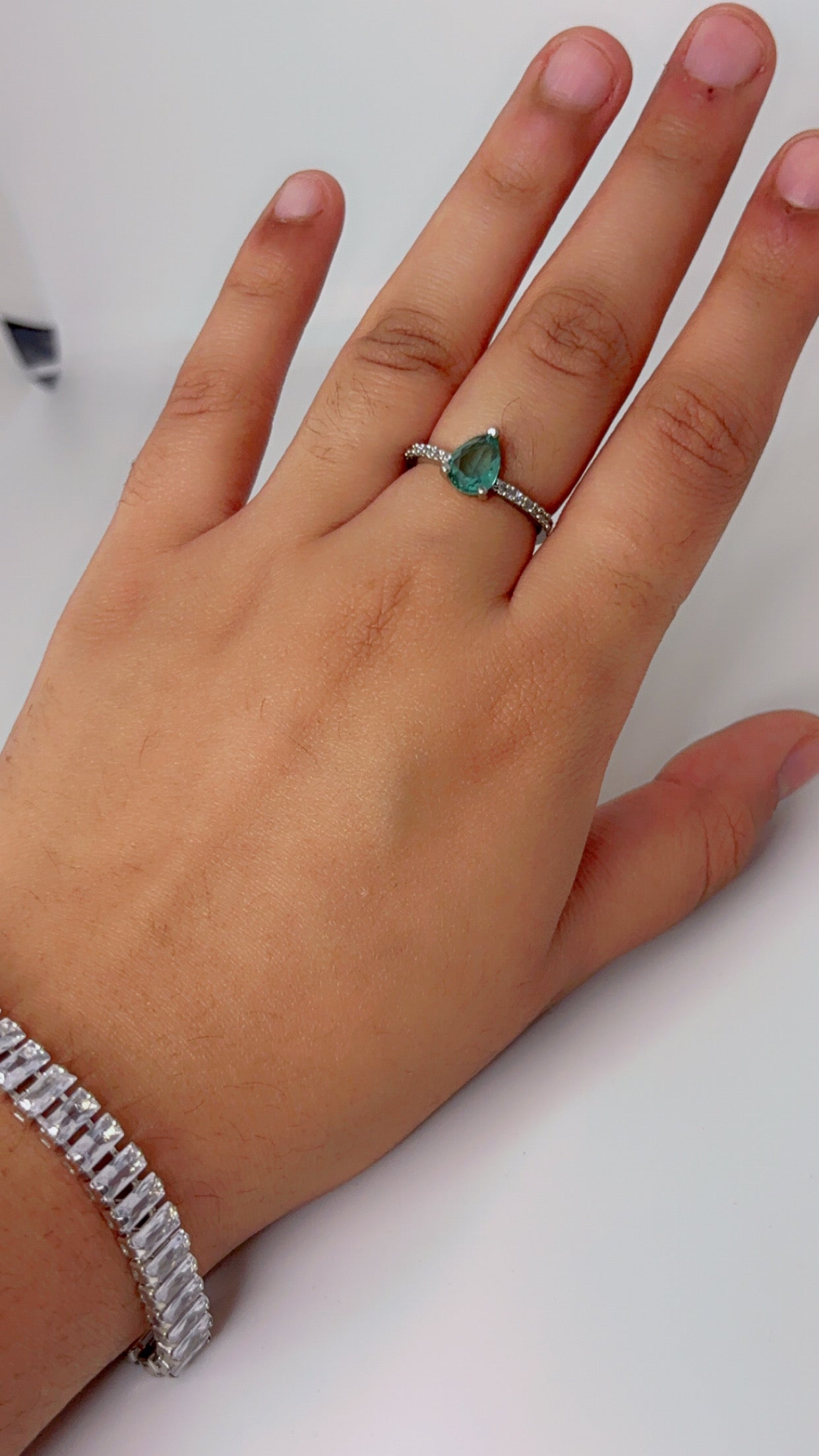 Midnight Elegance – Pear-Cut Sapphire Ring