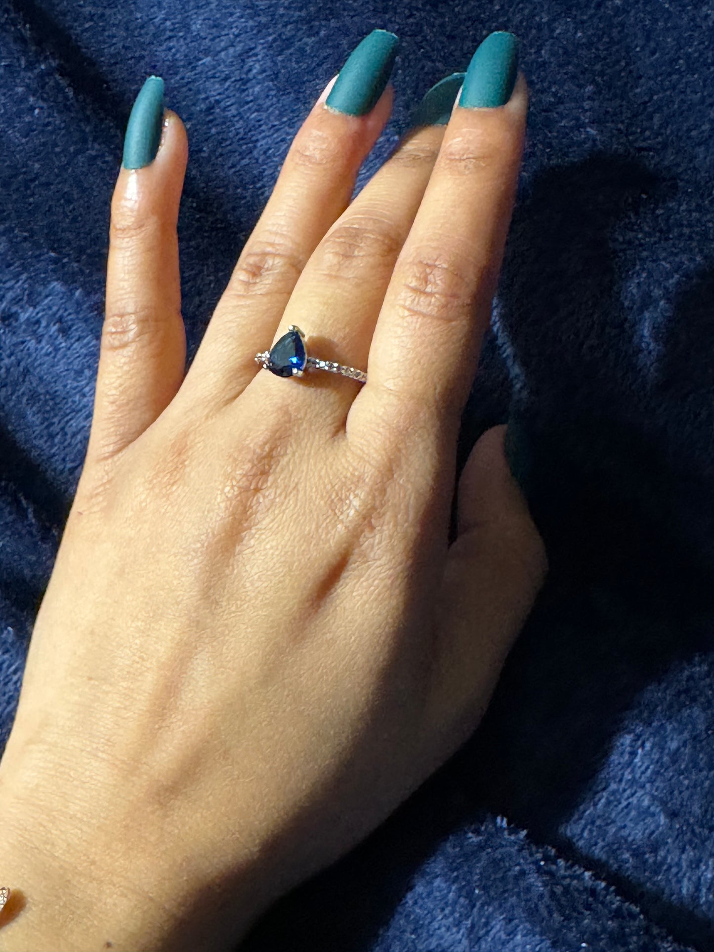 Midnight Elegance – Pear-Cut Sapphire Ring