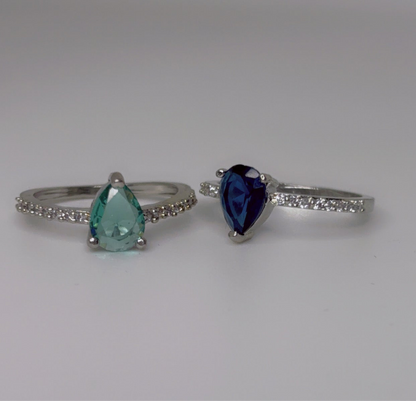 Midnight Elegance – Pear-Cut Sapphire Ring